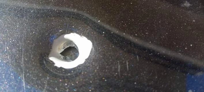  Τρόμος στα Χανιά: Δείτε που κατέληξε αδέσποτη σφαίρα από μπαλωθιές (εικόνες)